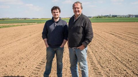 Dominique Plet ignore s’il pourra transmettre à son fils Robin la ferme familiale amputée d’une trentaine d’hectares. © J. Derigny Dominique Plet ignore s’il pourra transmettre à son fils Robin la ferme familiale amputée d’une trentaine d’hectares. © J. Derigny